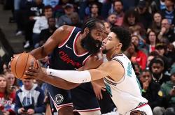 哈登在IG比赛中绝杀，关键助攻引发热议！的简单介绍